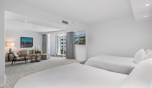 Suite junior, varias camas, cocina básica, vistas a la piscina