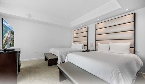 Suite junior, varias camas, balcón, vistas a la ciudad