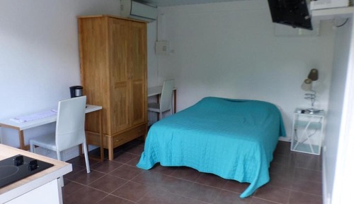 Estudio clásico, 1 cama doble, en la zona del jardín