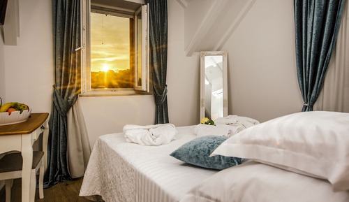 Habitación superior con 1 cama doble o 2 individuales, vistas a la ciudad