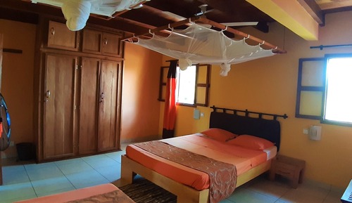 Habitación triple económica, no fumadores, vistas al patio