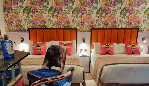 Habitación de diseño con 2 camas individuales