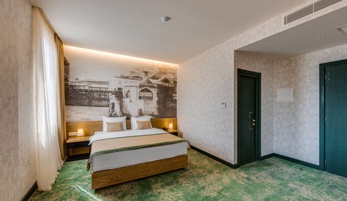 Habitación superior con 1 cama doble o 2 individuales, vistas a la ciudad