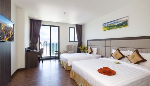 Habitación familiar, varias camas, balcón, vistas al mar