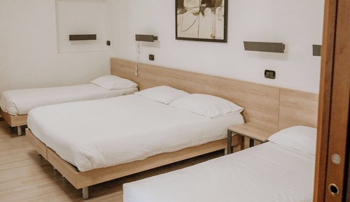 Habitación cuádruple familiar, balcón, vistas al patio