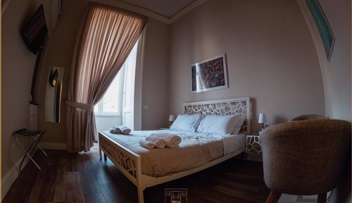 Habitación básica doble, 1 cama doble, vistas a la ciudad (3)