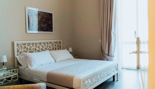 Habitación básica doble, 1 cama doble, vistas a la ciudad (2)