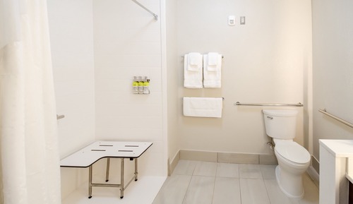 Habitación, 2 camas de matrimonio, accesible para personas con discapacidad (Comms, Transfer Shower)
