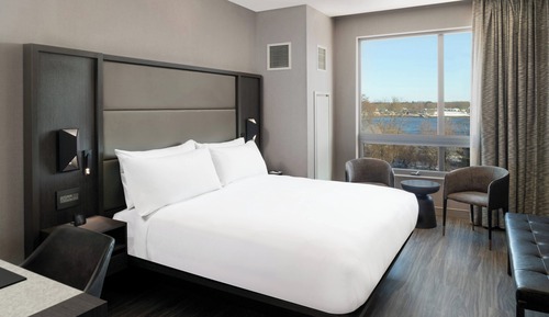 Suite, 1 cama de matrimonio grande con sofá cama, en esquina (Mobility Accessible, Tub)