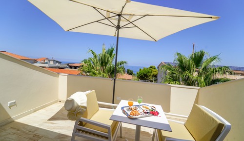 Suite junior, 1 cama doble con sofá cama, vistas parciales al mar