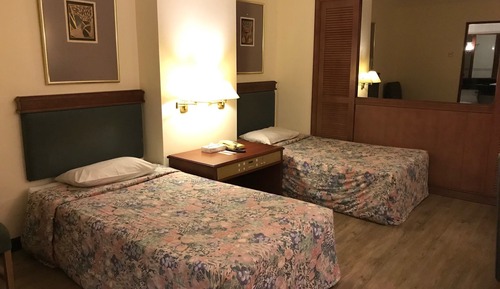Habitación estándar con 1 cama doble o 2 individuales, sin ventanas