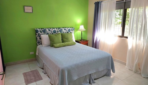 Casa superior, 3 habitaciones, vistas al jardín, junto a la piscina