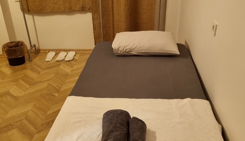 Habitación triple estándar, varias camas, balcón, vistas al jardín