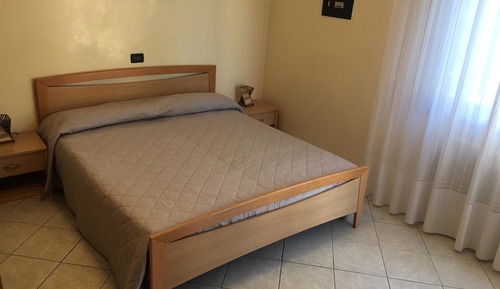 Apartamento familiar, 3 habitaciones, vistas a la ciudad, en una planta alta