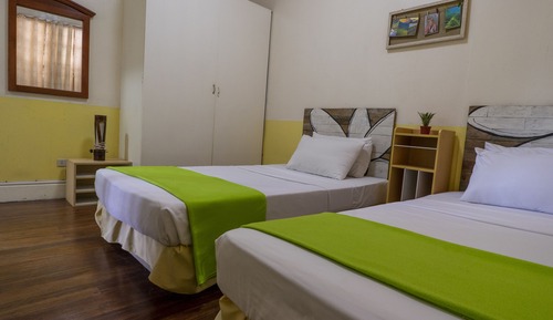 Habitación básica con 2 camas individuales