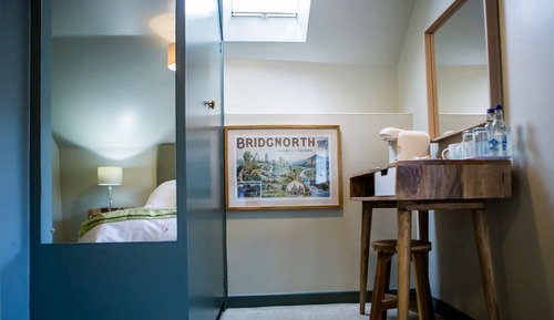 Habitación superior con 1 cama doble o 2 individuales, baño privado