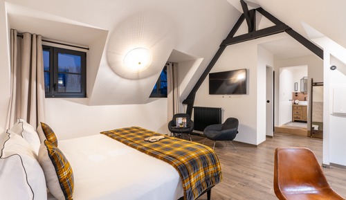 Suite clásica, 1 cama de matrimonio grande, bañera (Roomy Suite)