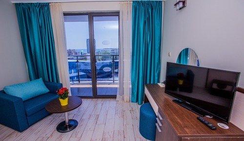 Habitación superior con 2 camas individuales, balcón