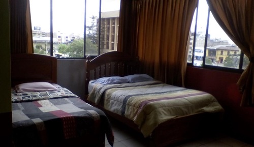 Habitación familiar, varias camas, vistas a la ciudad