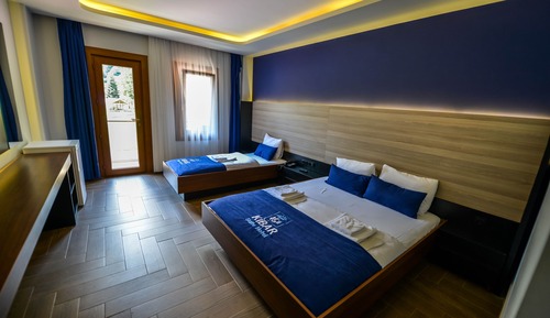 Habitación triple estándar, balcón
