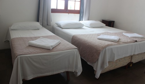 Habitación triple básica, varias camas, baño compartido
