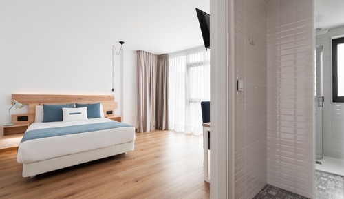 Habitación estándar con 1 cama doble o 2 individuales, vistas a la ciudad