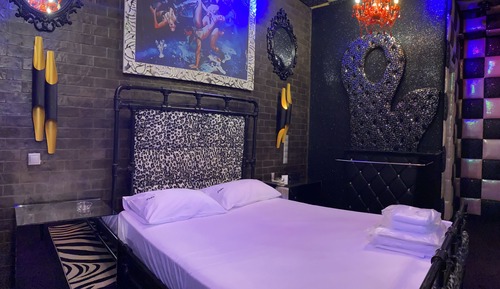 Deluxe Double Room, 1 Queen Bed (Scandal)