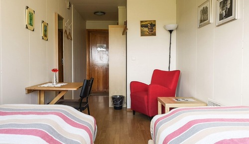 Habitación con 2 camas individuales, baño privado
