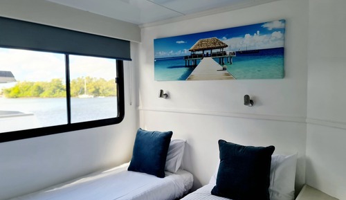 Luxury Houseboat, 4 Bedrooms (Blue Sky)