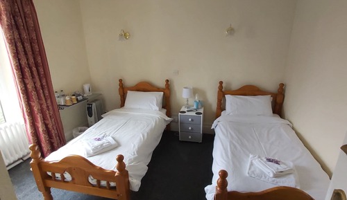 Habitación con 2 camas individuales