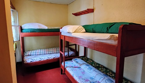 Dormitorio compartido, baño compartido