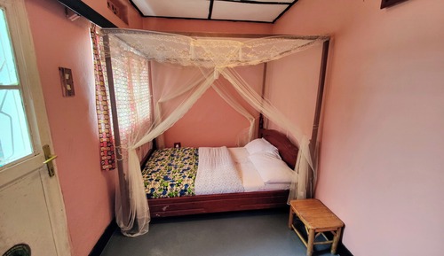 Habitación básica doble, 1 cama de matrimonio grande, baño privado