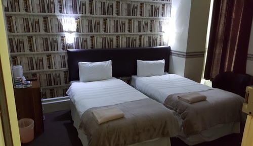Habitación con 2 camas individuales, baño privado