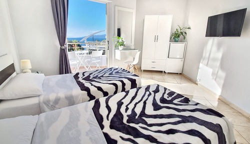 Habitación estándar con 1 cama doble o 2 individuales, balcón, vistas parciales al mar