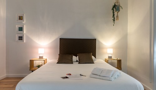 Habitación Confort doble, 1 cama de matrimonio, baño compartido, vistas a la ciudad (Q44)