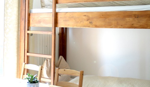 Habitación básica, varias camas, balcón, vistas a la montaña