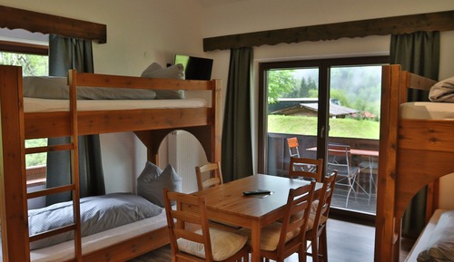 Habitación básica, varias camas, balcón, vistas a la montaña (6 beds room)