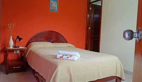 Habitación básica con 2 camas individuales