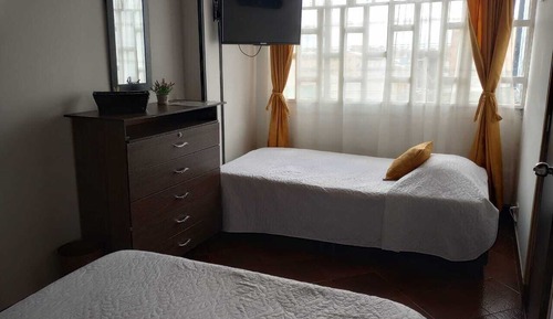 Habitación básica con 2 camas individuales, varias camas