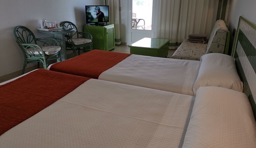 Habitación doble superior, terraza, vistas parciales al mar
