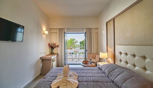 Habitación superior con 1 cama doble o 2 individuales, vistas al mar