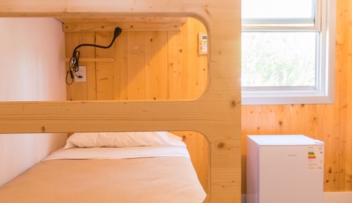 Dormitorio compartido económico, dormitorio mixto, baño compartido