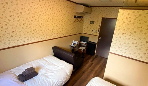 Habitación con 2 camas individuales, baño compartido (Western Twin)