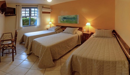 Habitación estándar doble, varias camas, no fumadores, vistas al jardín