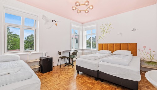 Triple Room with Shared Bathroom and Hot Tub Access