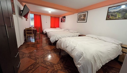 Habitación cuádruple familiar, varias camas, baño privado (Jazmin)