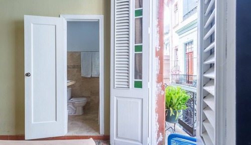 Habitación tradicional con 1 cama doble o 2 individuales, varias camas, balcón