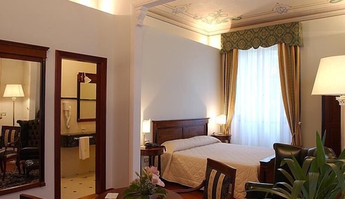 Suite estudio junior, bañera, vistas al jardín