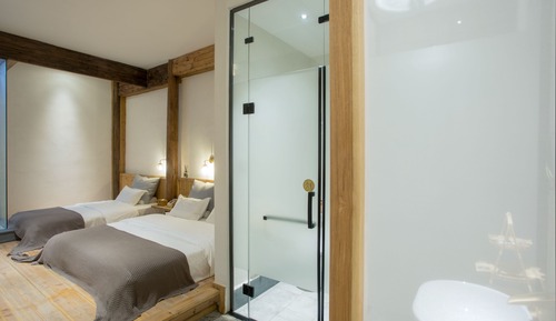 Habitación triple de diseño, varias camas
