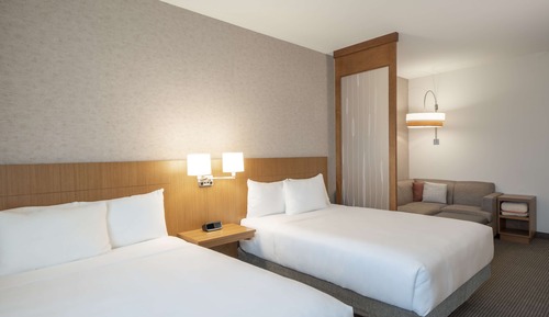 Habitación, accesible para personas con discapacidad, bañera (2 Queenbed & 1 Sofabed)